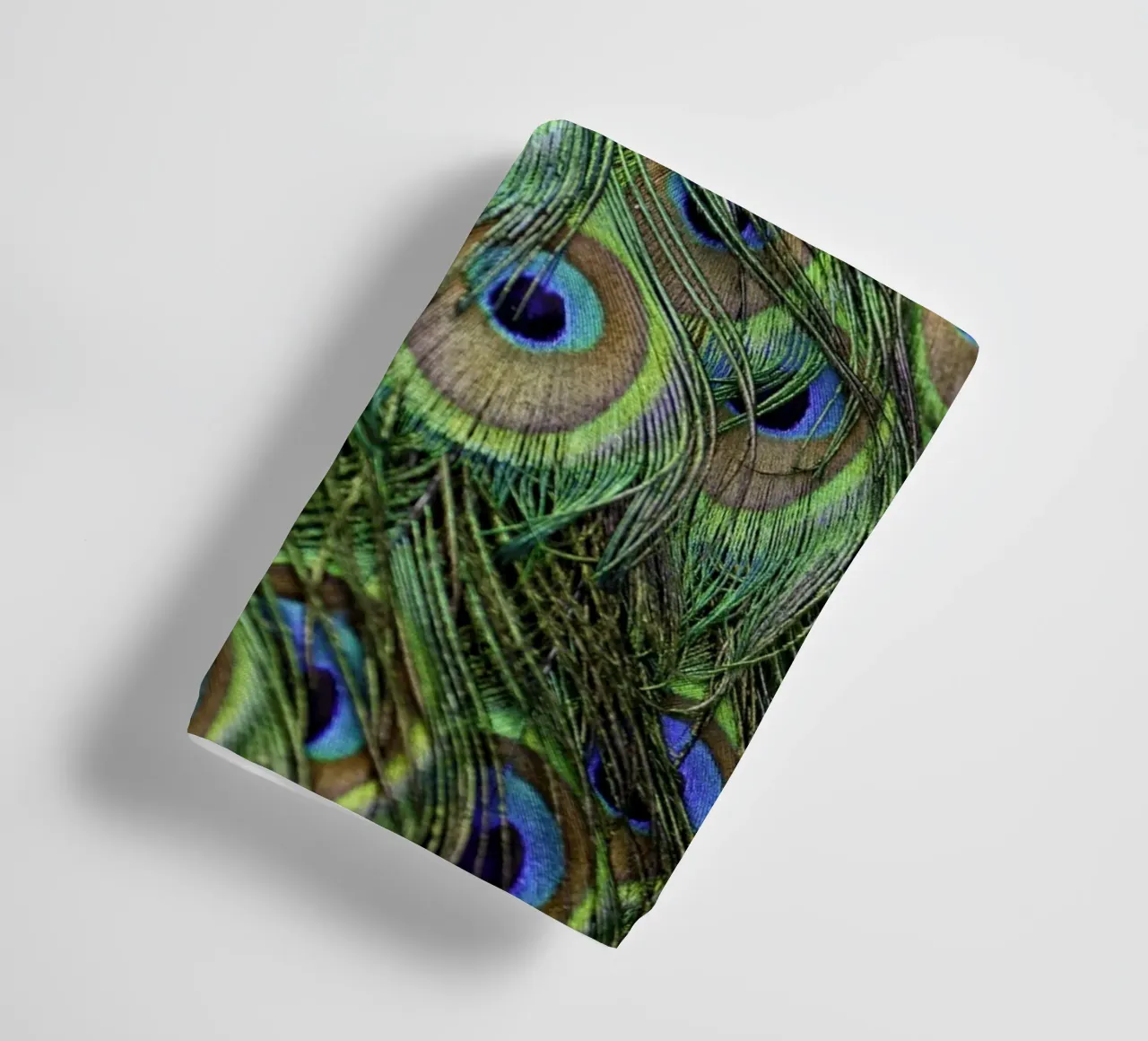 Peacock Feathers – Nature's Vibrant Masterpiece asciugamano da bagno da Curious Collections by Marielle Leenders