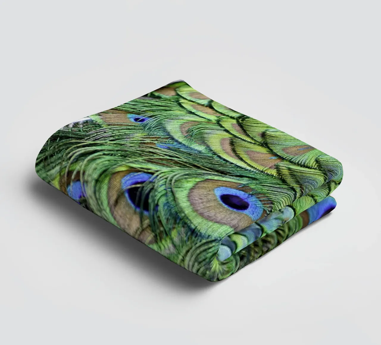 Peacock Feathers – Nature's Vibrant Masterpiece asciugamano da bagno da Curious Collections by Marielle Leenders