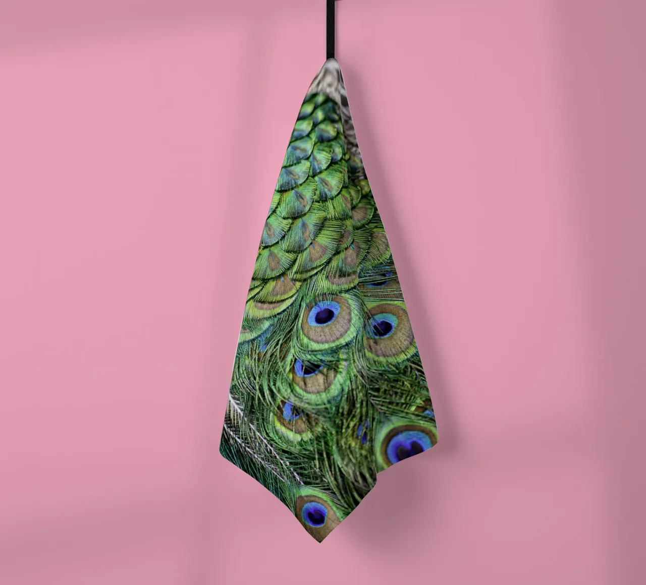 Peacock Feathers – Nature's Vibrant Masterpiece canovaccio da cucina da Curious Collections by Marielle Leenders