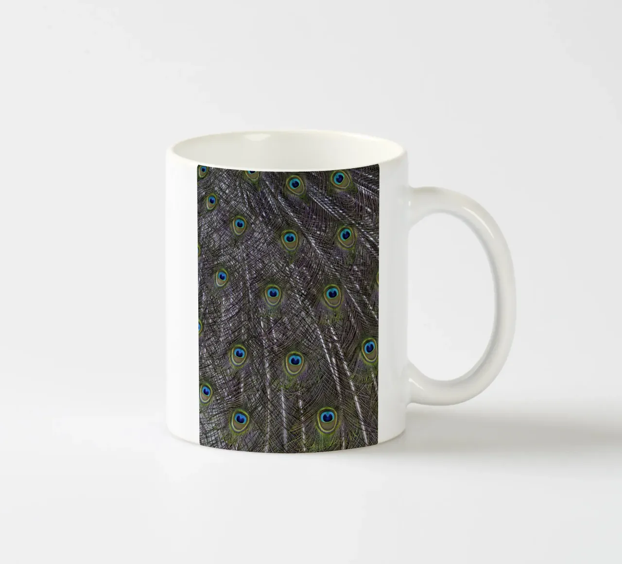 Splendide piume di pavone - Un tocco di eleganza reale tazza in ceramica da Curious Collections by Marielle Leenders