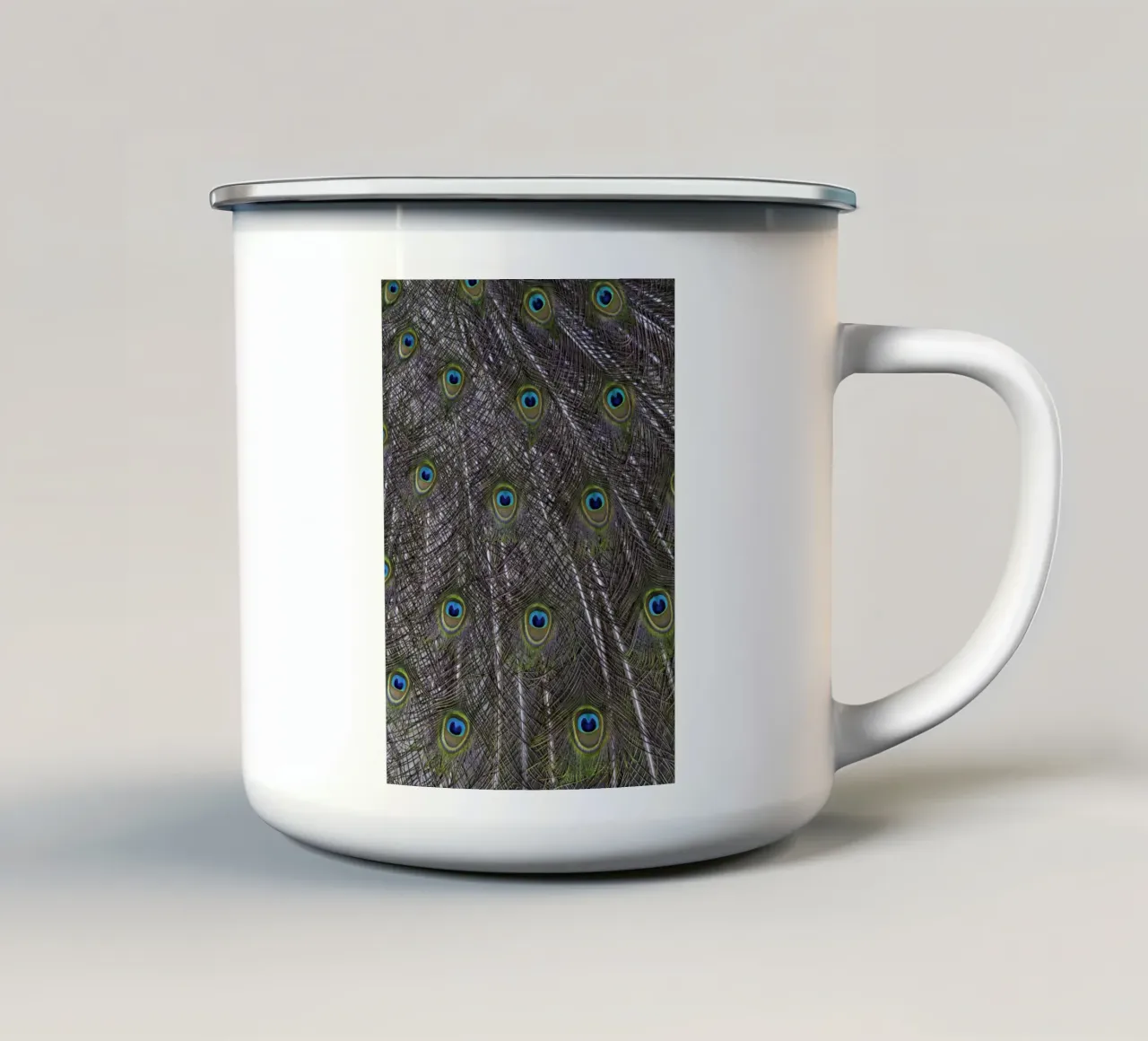 Splendide piume di pavone - Un tocco di eleganza reale tazza in smalto da Curious Collections by Marielle Leenders