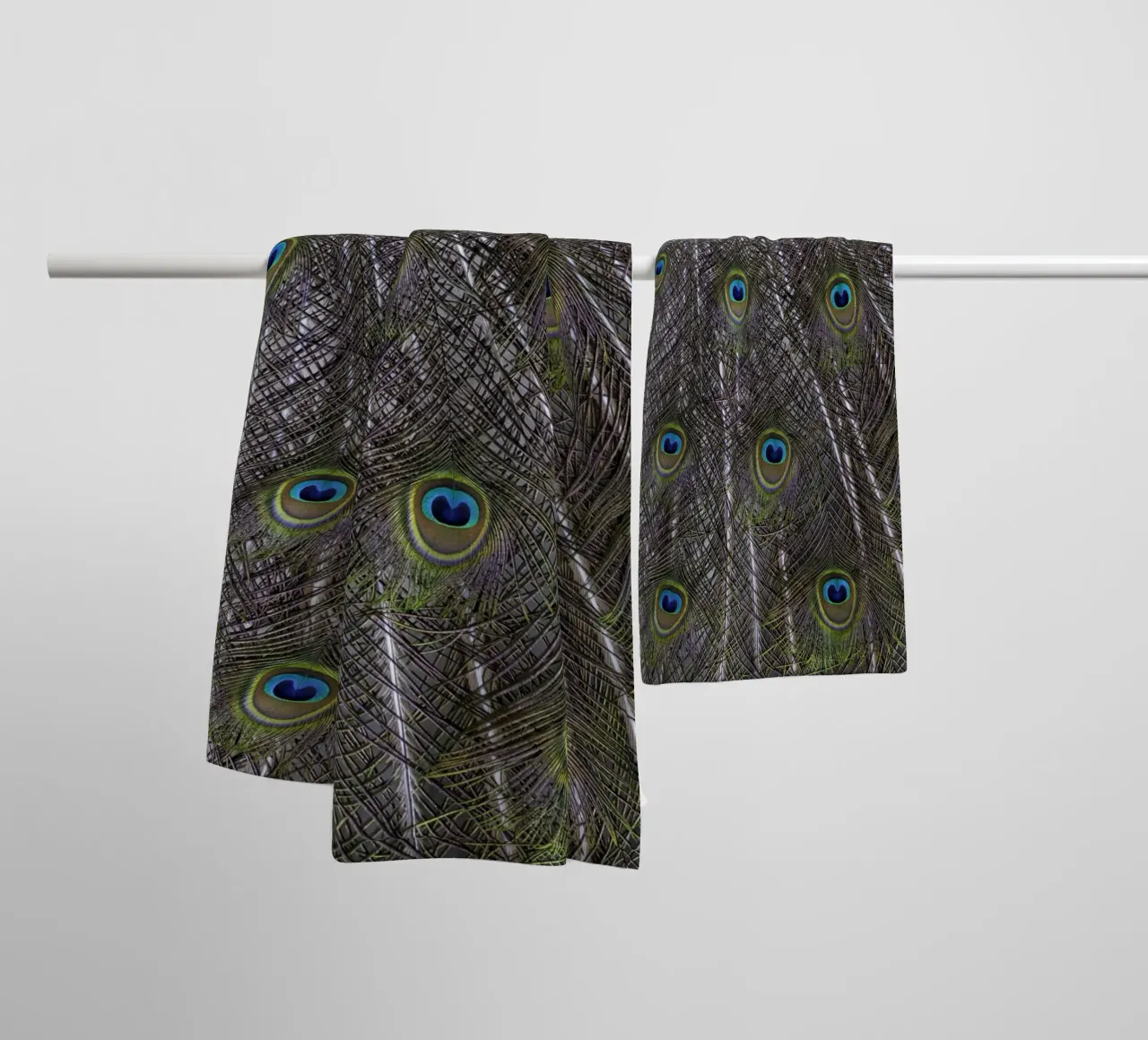 Splendide piume di pavone - Un tocco di eleganza reale asciugamano da bagno da Curious Collections by Marielle Leenders