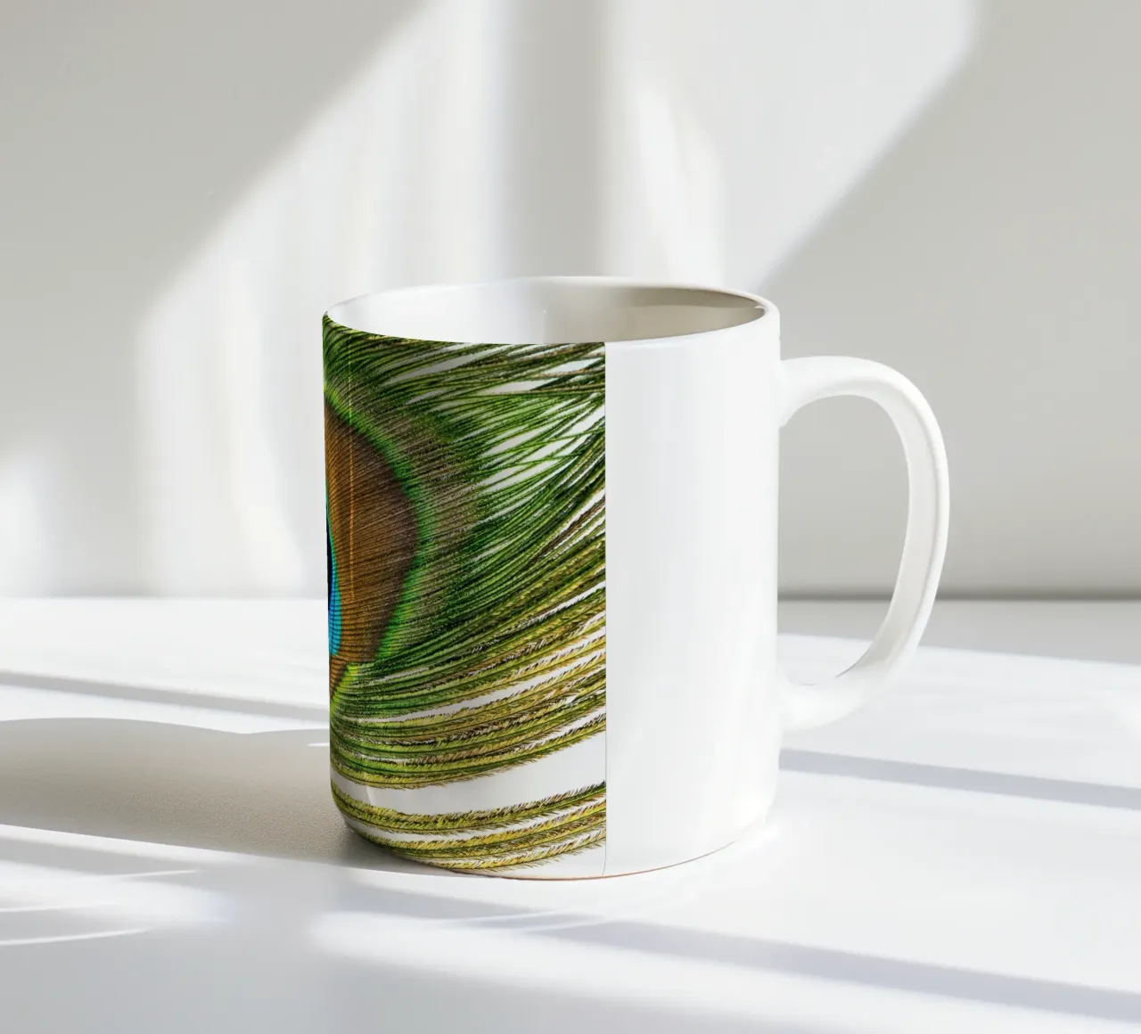 Piuma di pavone - Simbolo di eleganza e vivacità tazza in ceramica da Curious Collections by Marielle Leenders
