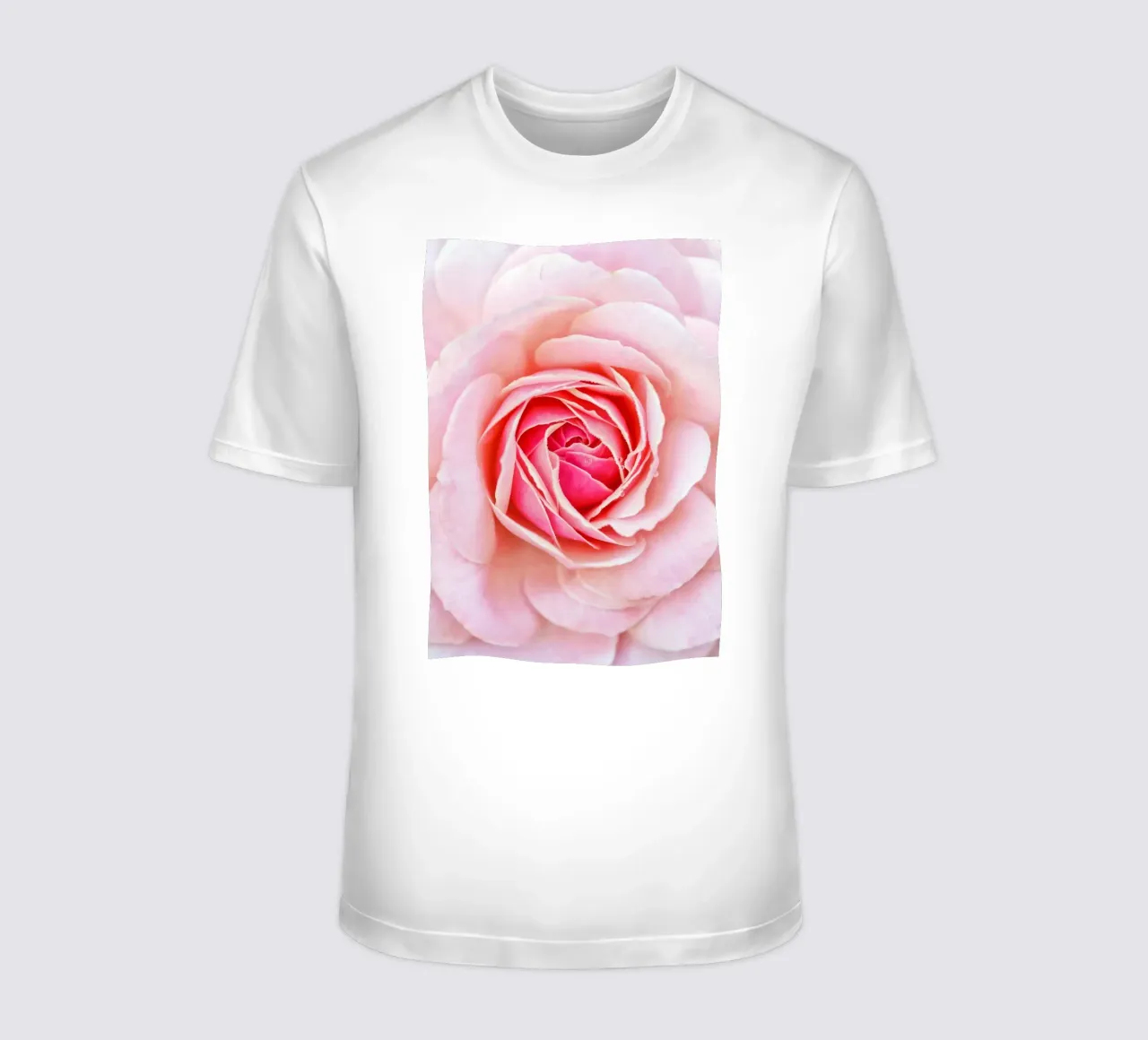Il cuore dell'eleganza: Primo piano di una rosa rosa t-shirt da Curious Collections by Marielle Leenders