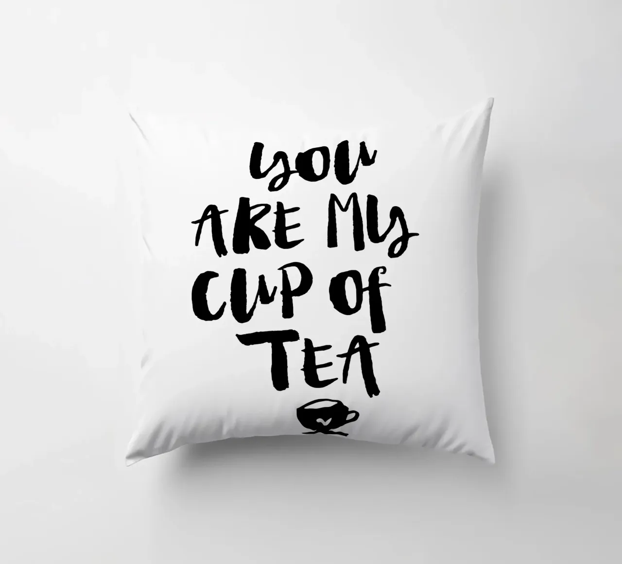 You Are My Cup Of Tea Design tipografico in bianco e nero cuscino da THE MOTIVATED TYPE