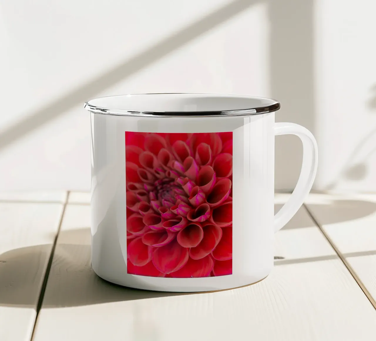 Vivace eleganza: Primo piano di una dalia rossa tazza in smalto da Curious Collections by Marielle Leenders