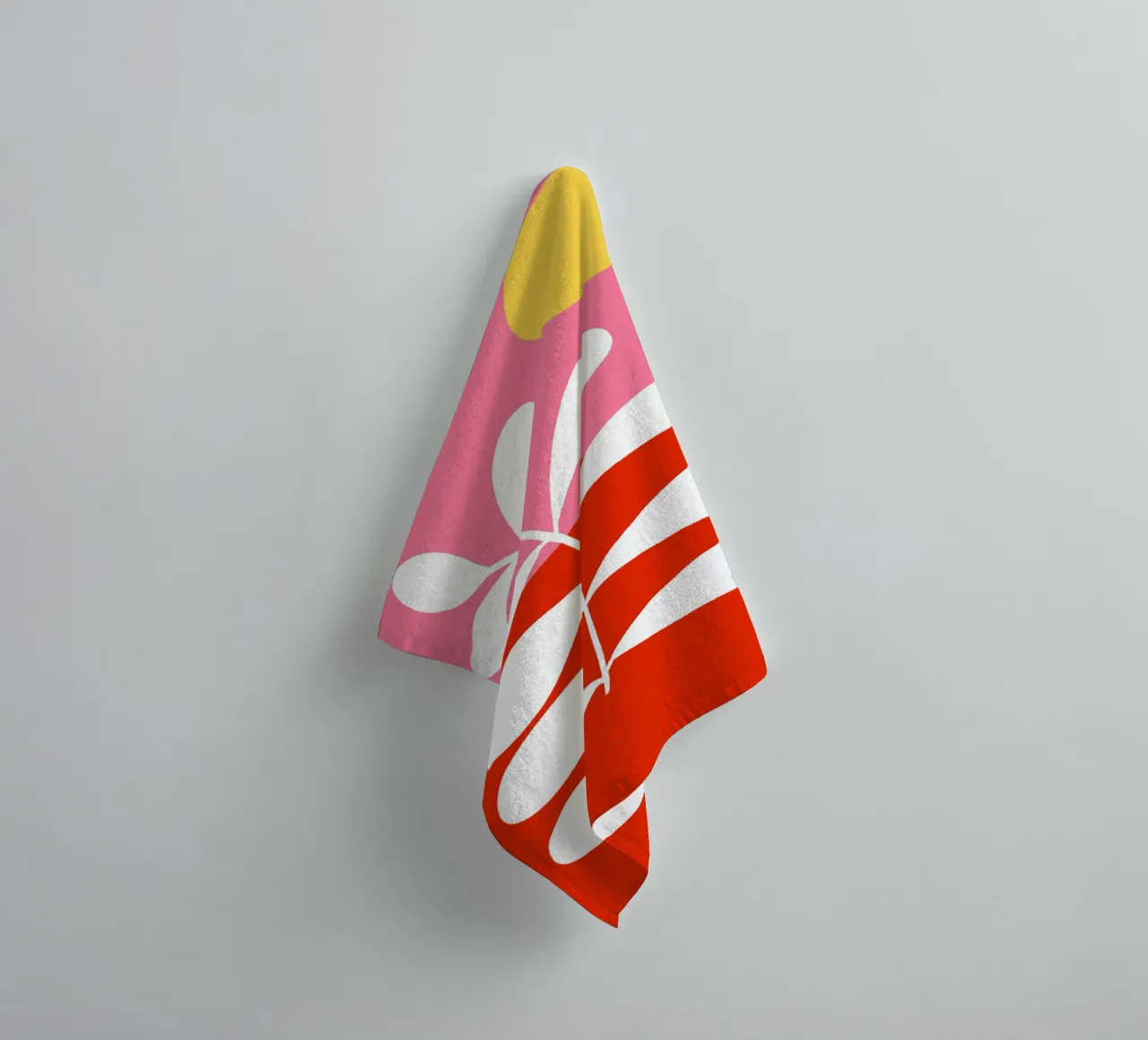 Blatt mit Sonne auf Rosarot towel by BAINAI KIDS