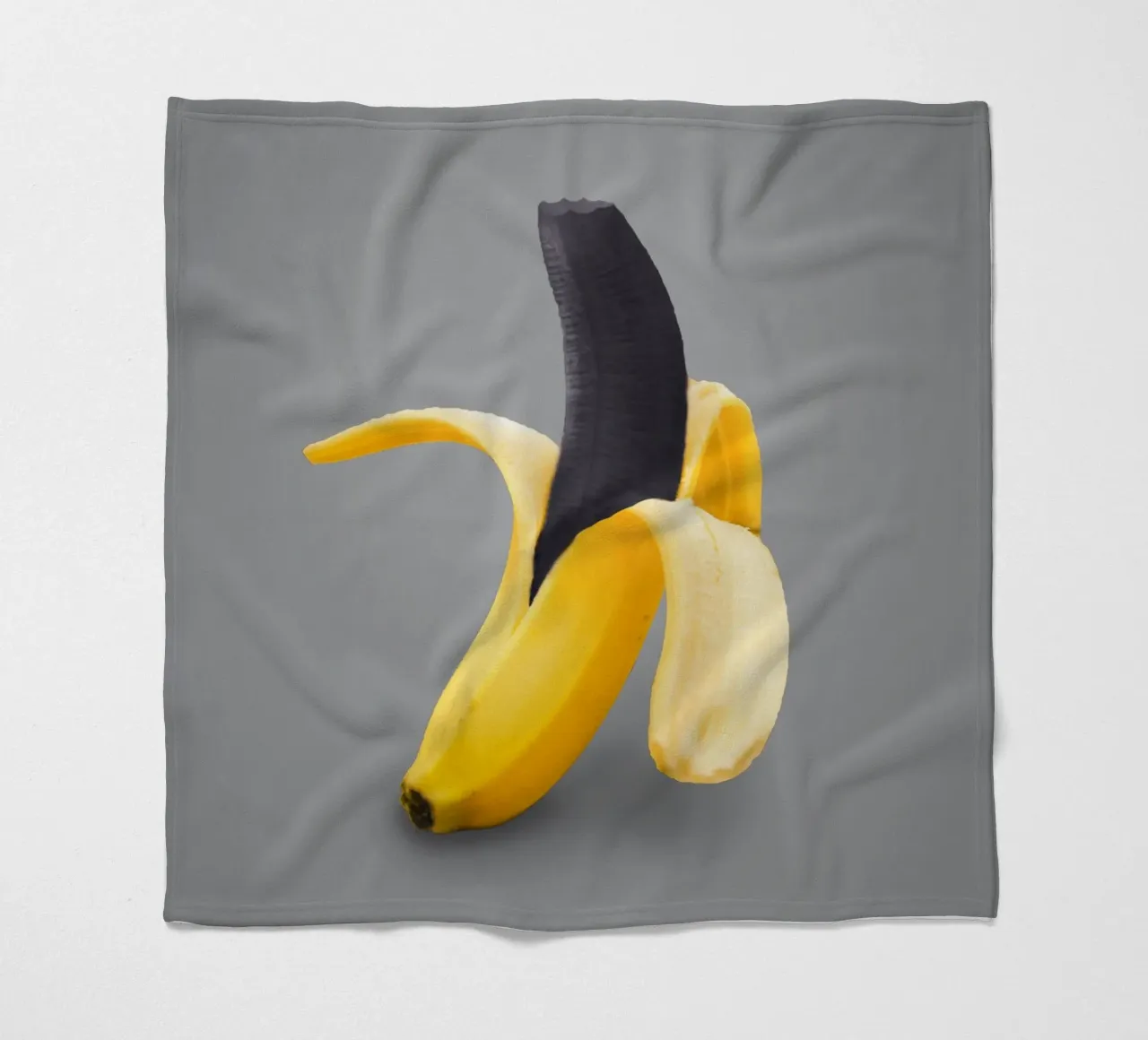 Banana nera sbucciata coperta in pile da arizrab