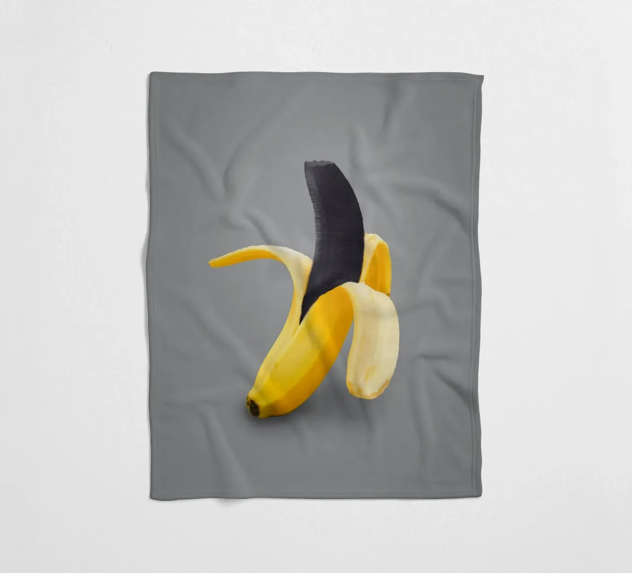 Banana nera sbucciata coperta in pile da arizrab