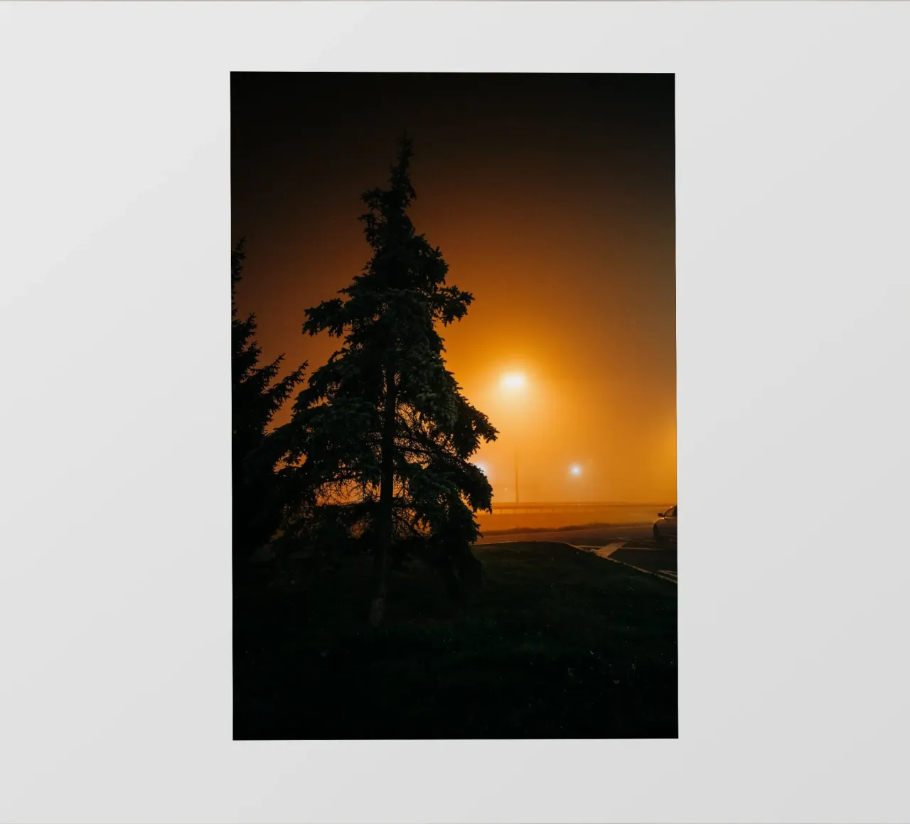 Foto di nebbia, atmosfera cupa e lunatica sul parcheggio dell'autostrada pellicola backlit da Bold and Retro