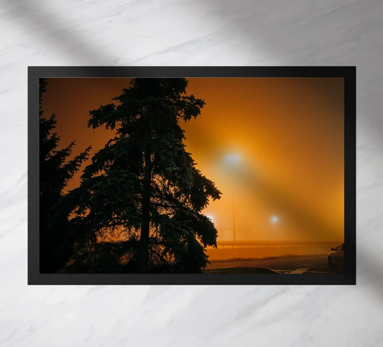 Foto di nebbia, atmosfera cupa e lunatica sul parcheggio dell'autostrada zerbino da Bold and Retro