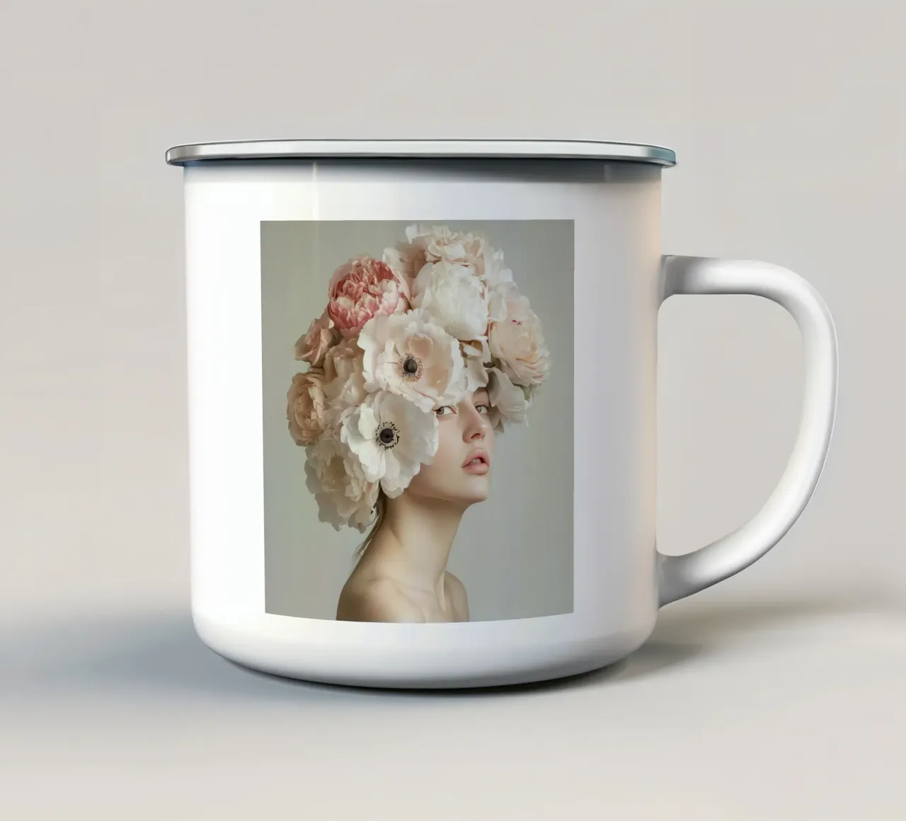 Giovane ragazza con fiori sulla testa tazza in smalto da Modern Muse
