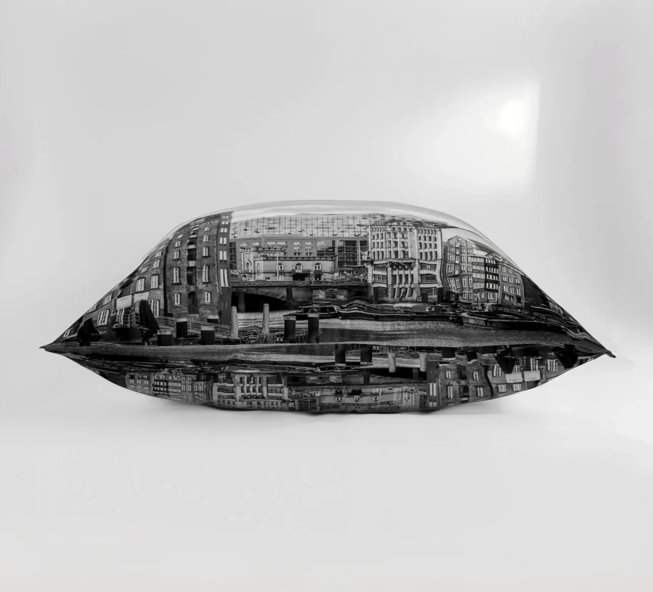 I contrasti di Amburgo: Speicherstadt e la sala concerti Elbphilharmonie cuscino da Anja Hebrank Photography