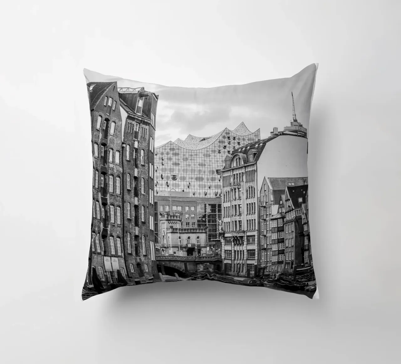 I contrasti di Amburgo: Speicherstadt e la sala concerti Elbphilharmonie cuscino da Anja Hebrank Photography