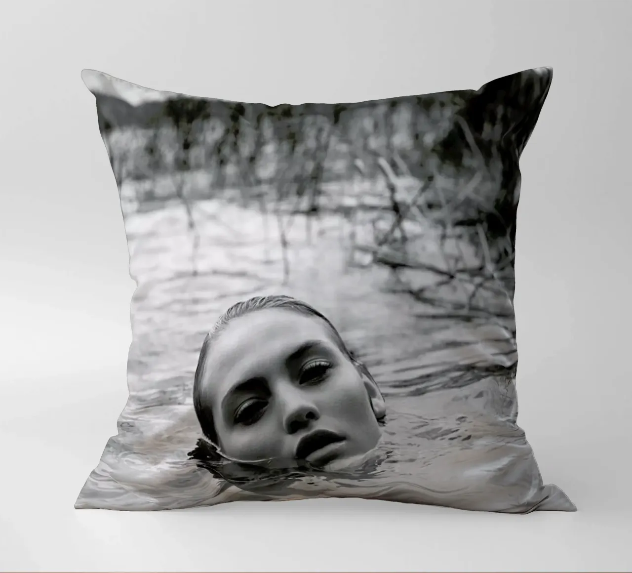 Drowning No.I cuscino da Laura Palm