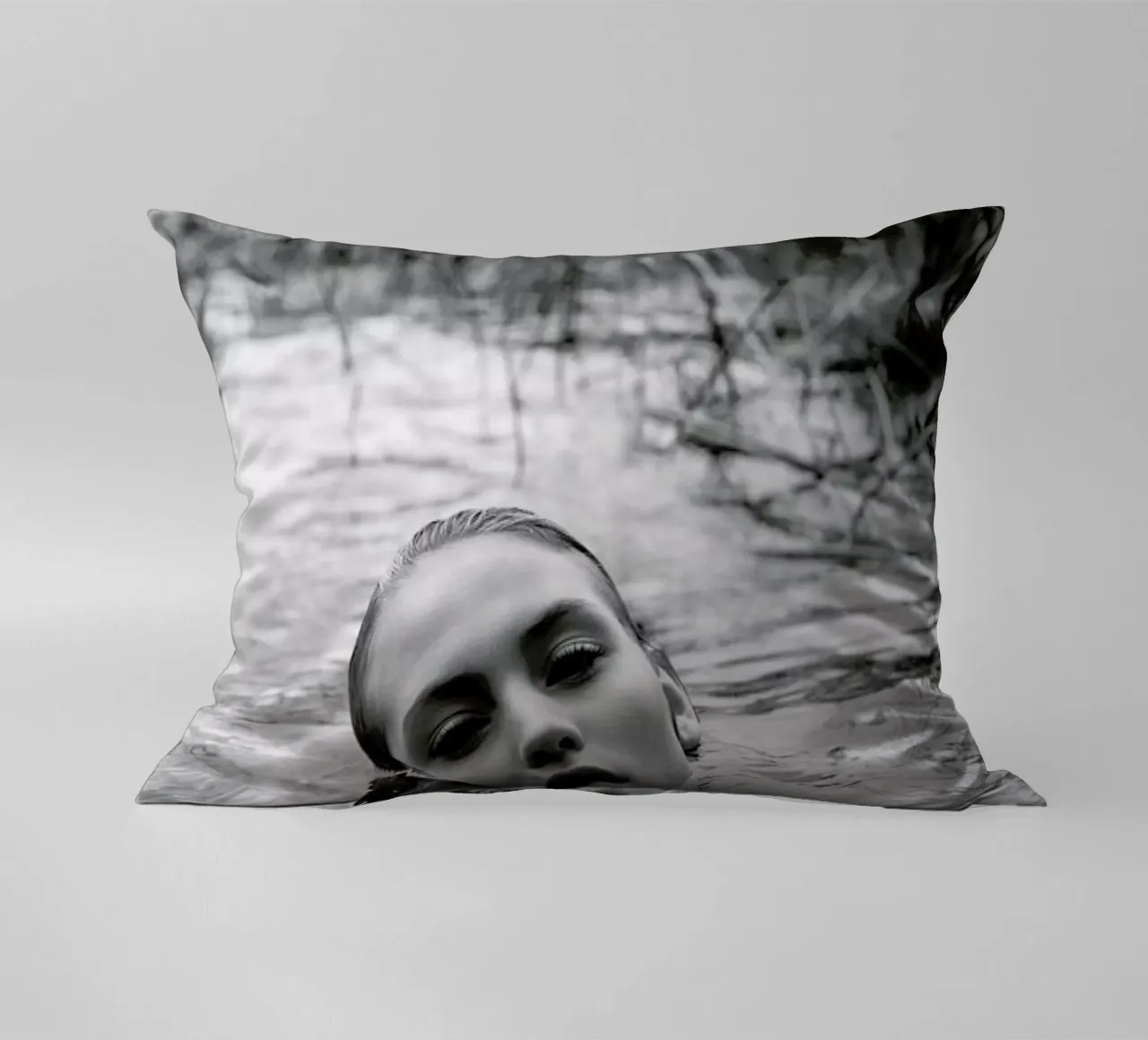 Drowning No.I cuscino da Laura Palm
