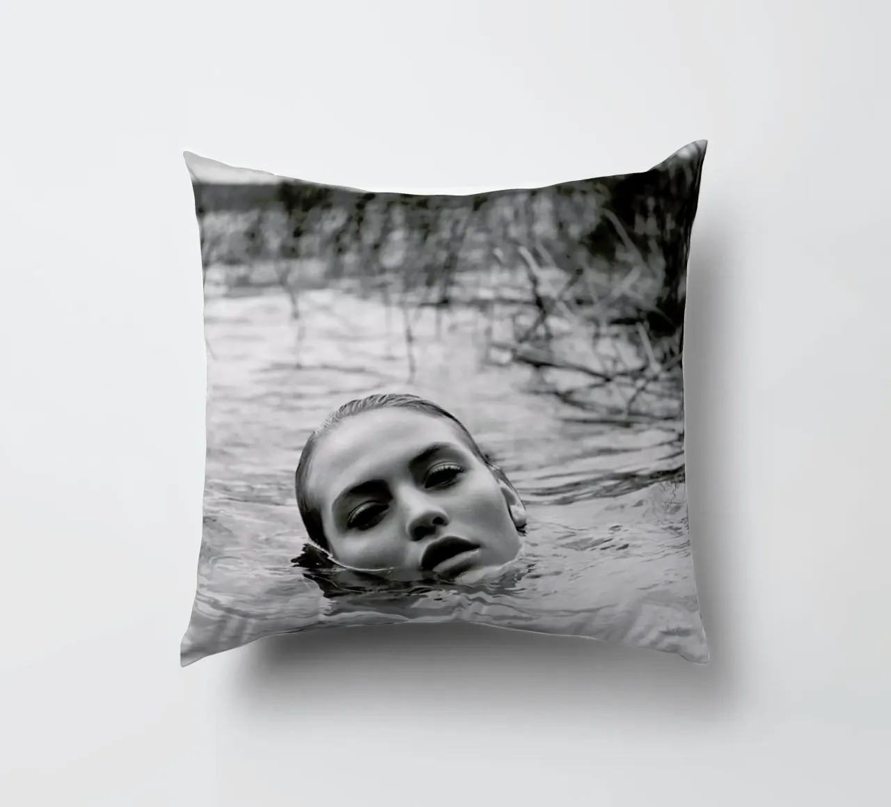 Drowning No.I cuscino da Laura Palm