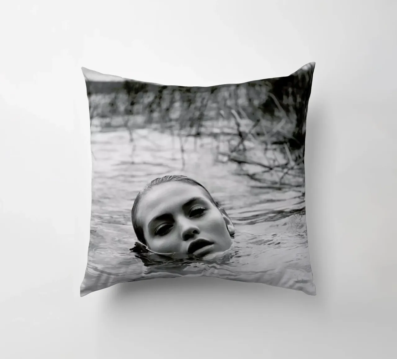 Drowning No.I cuscino da Laura Palm