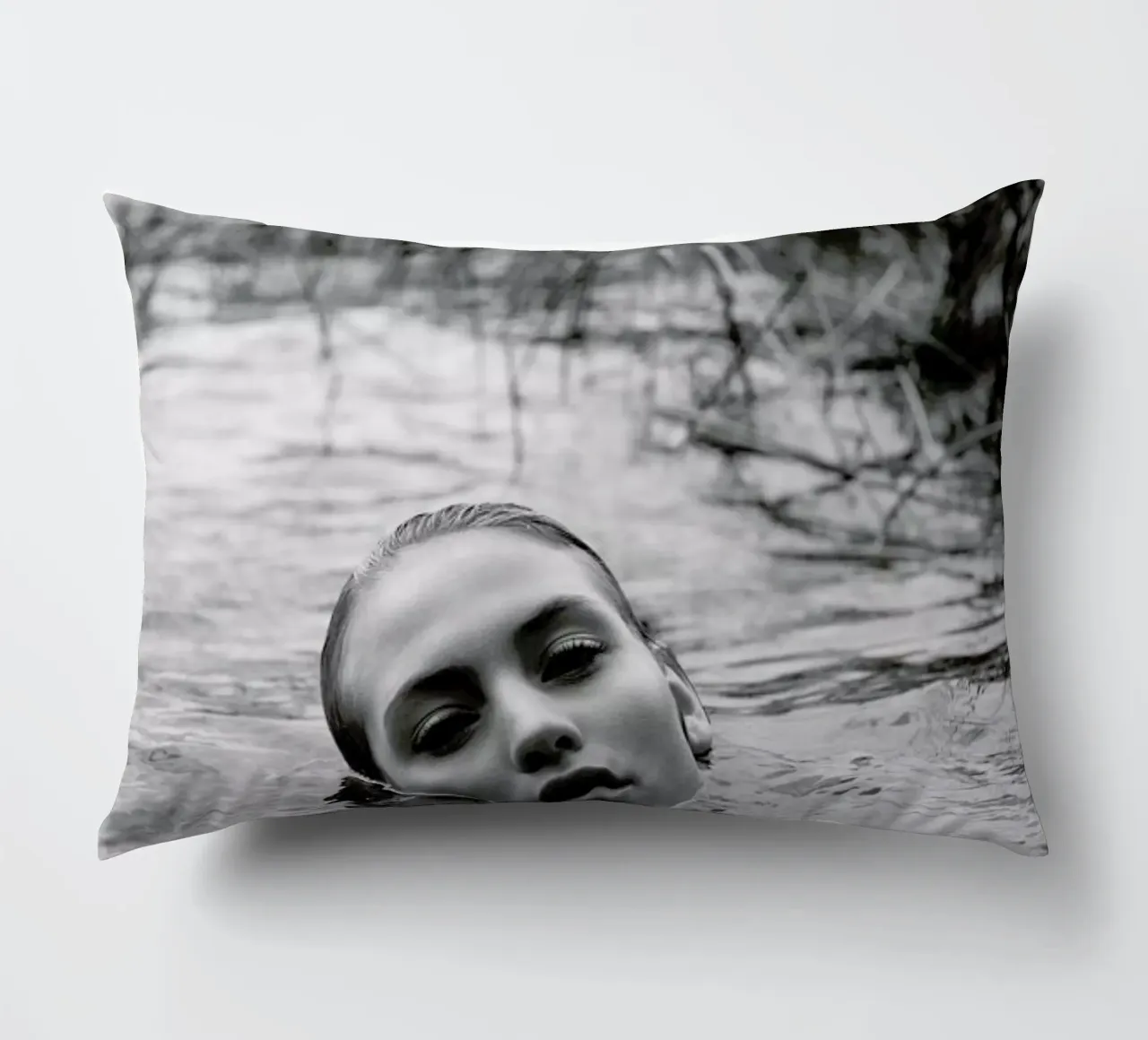 Drowning No.I cuscino da Laura Palm