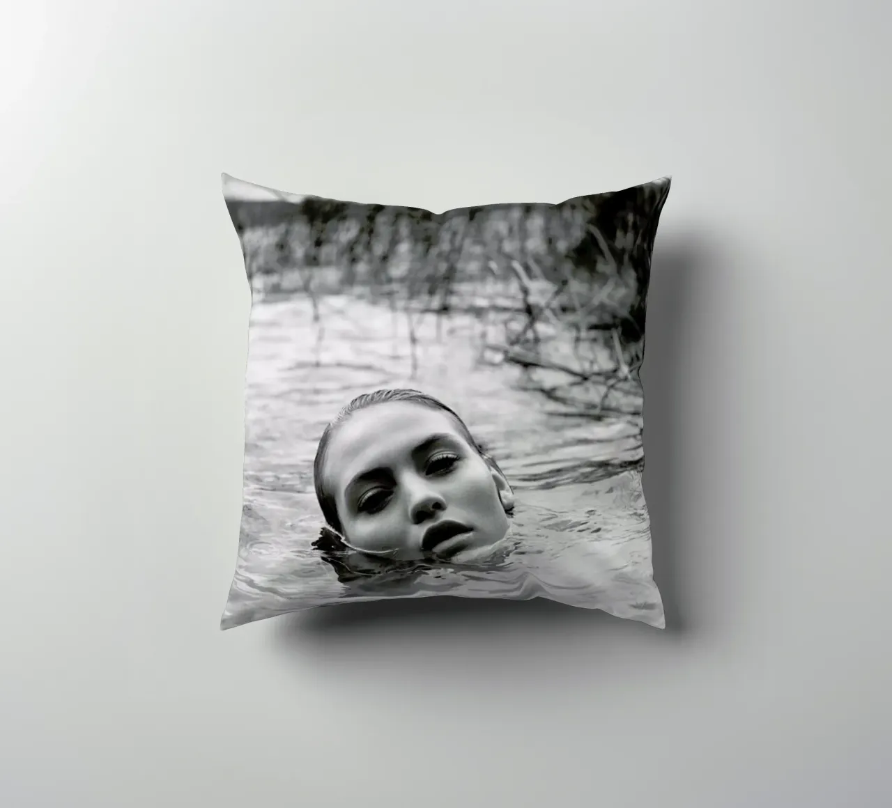 Drowning No.I cuscino da Laura Palm