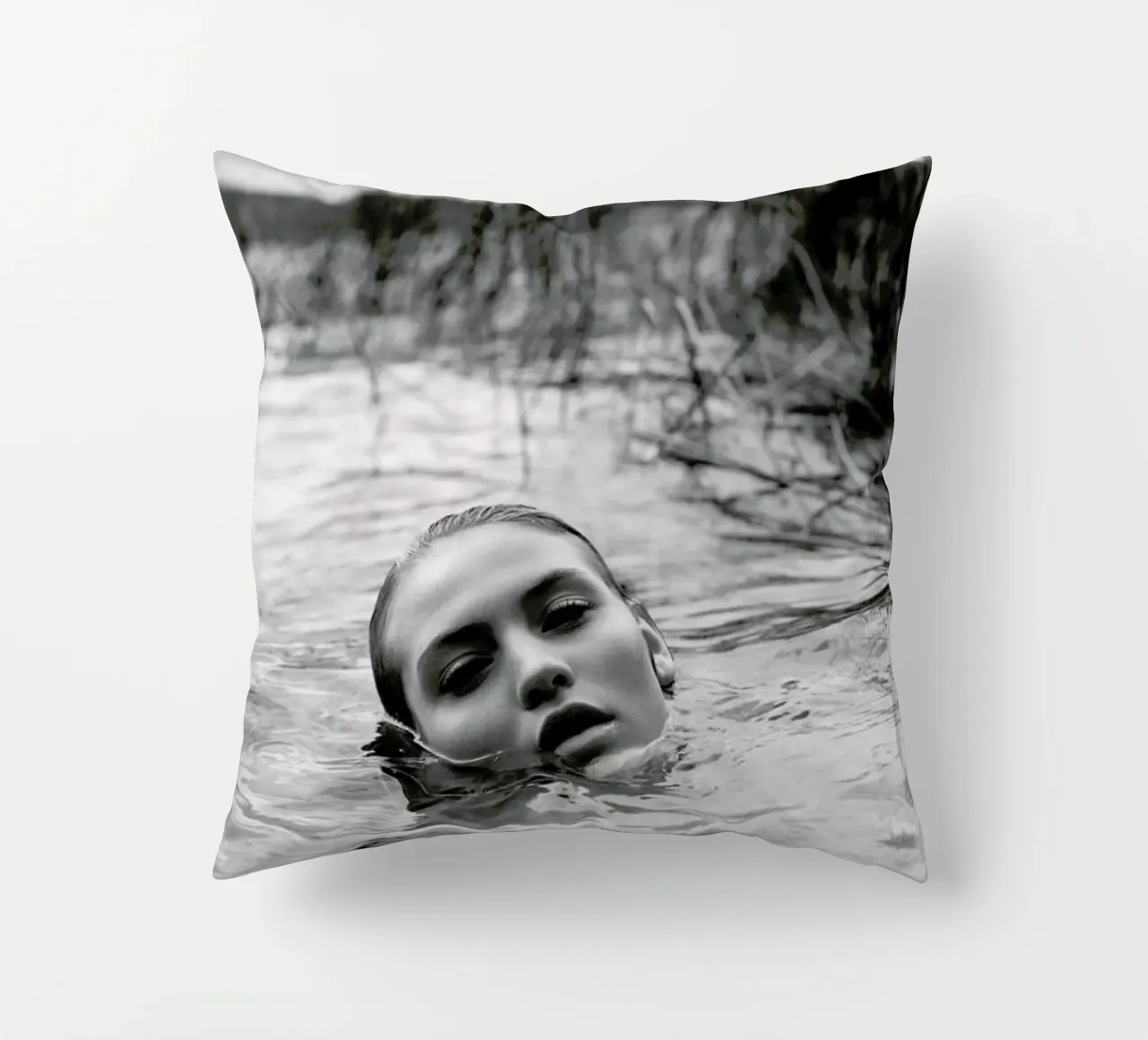 Drowning No.I cuscino da Laura Palm