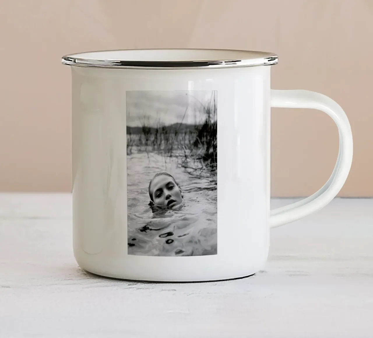 Drowning No.I tazza in smalto da Laura Palm