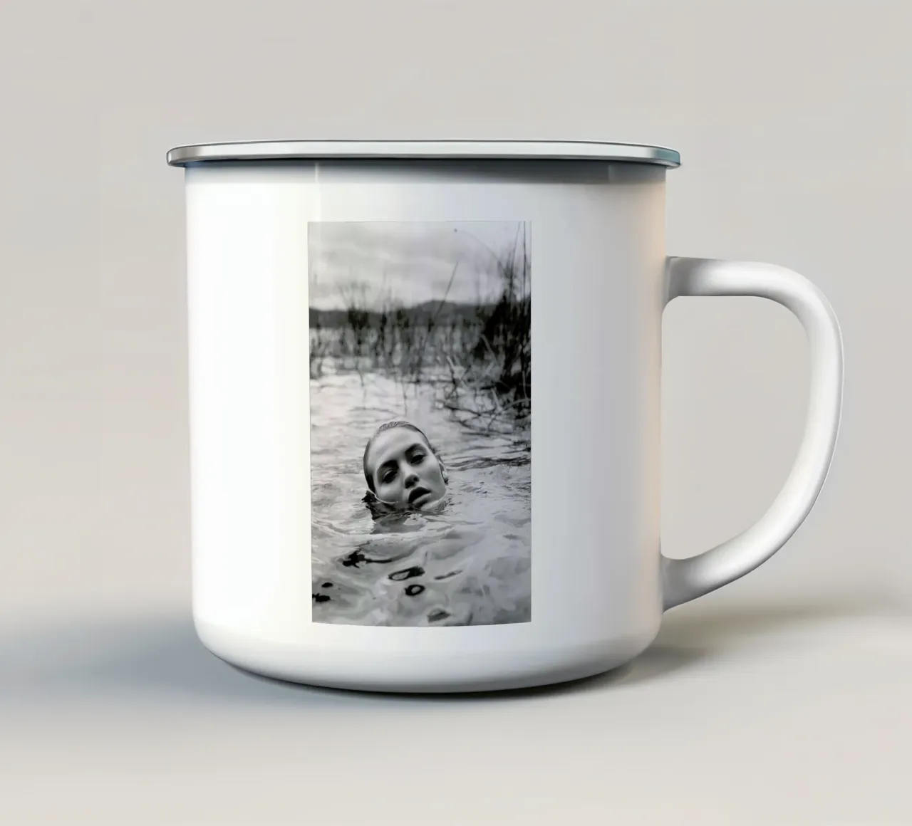 Drowning No.I tazza in smalto da Laura Palm