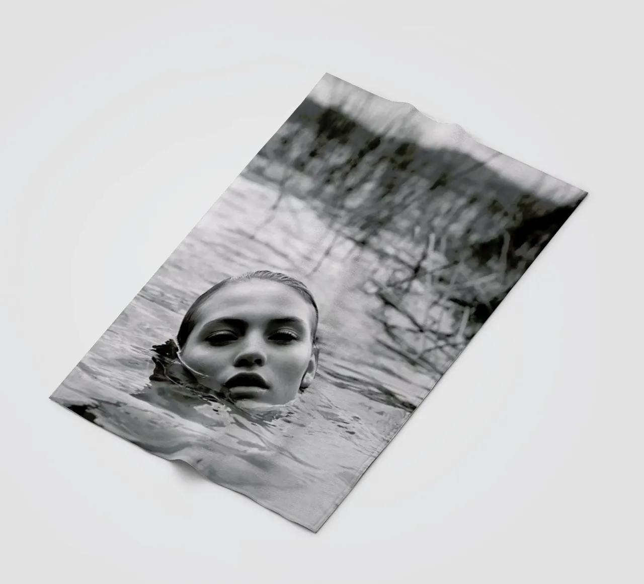 Drowning No.I coperta in pile da Laura Palm