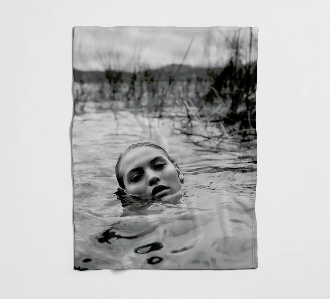 Drowning No.I coperta in pile da Laura Palm