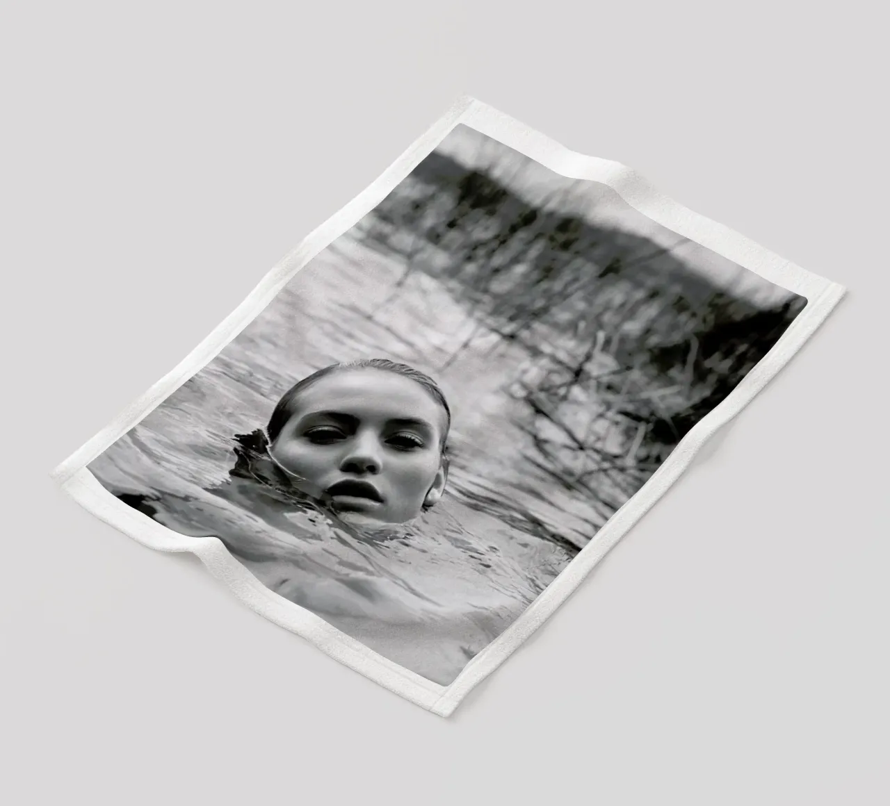 Drowning No.I coperta in pile da Laura Palm