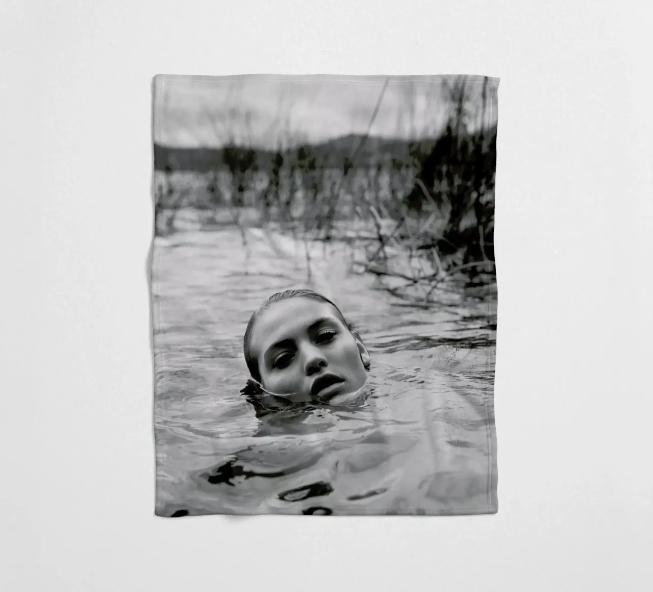 Drowning No.I coperta in pile da Laura Palm