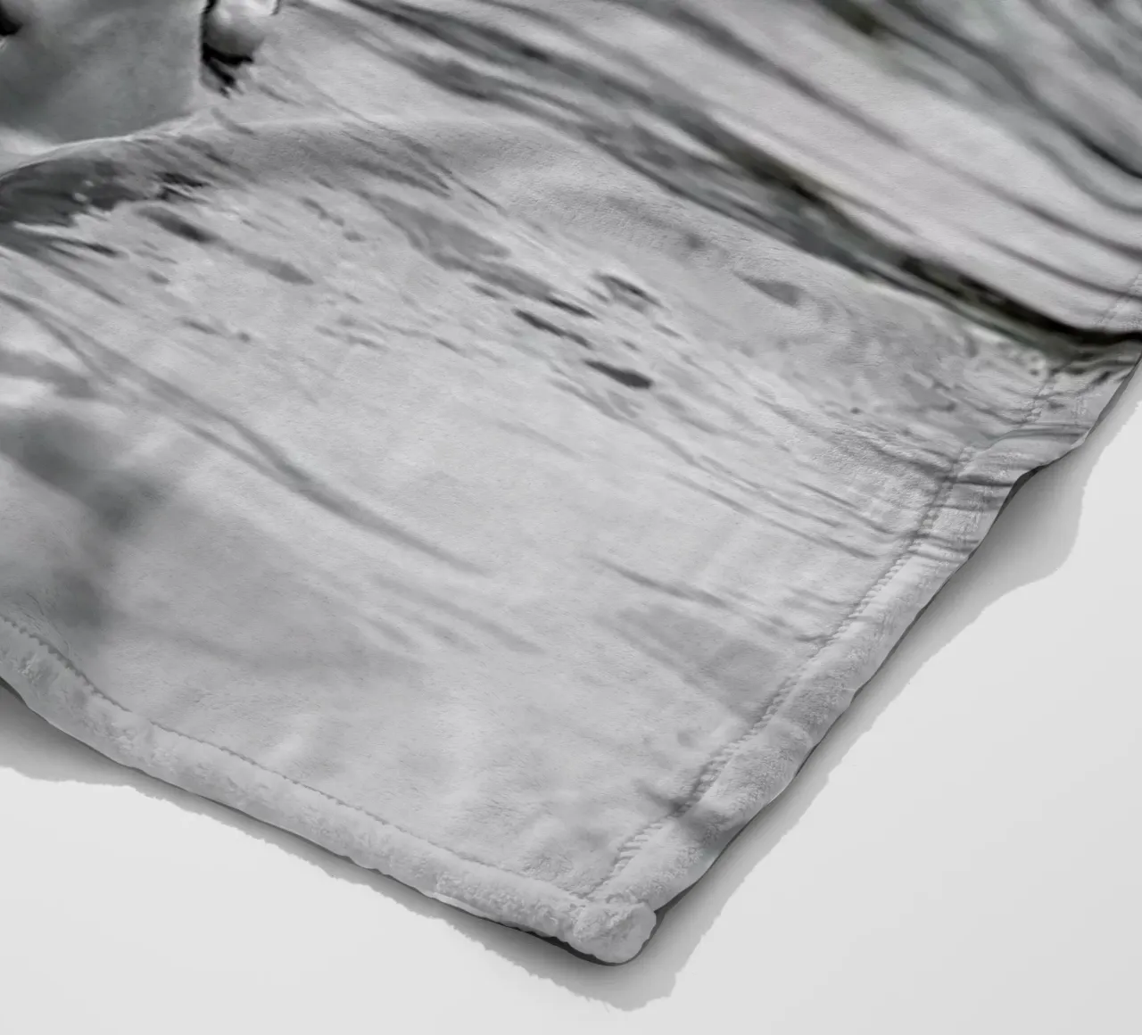 Drowning No.I coperta in pile da Laura Palm