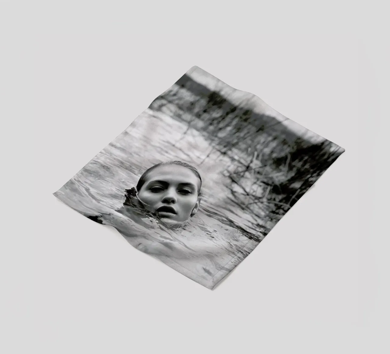 Drowning No.I coperta in pile da Laura Palm
