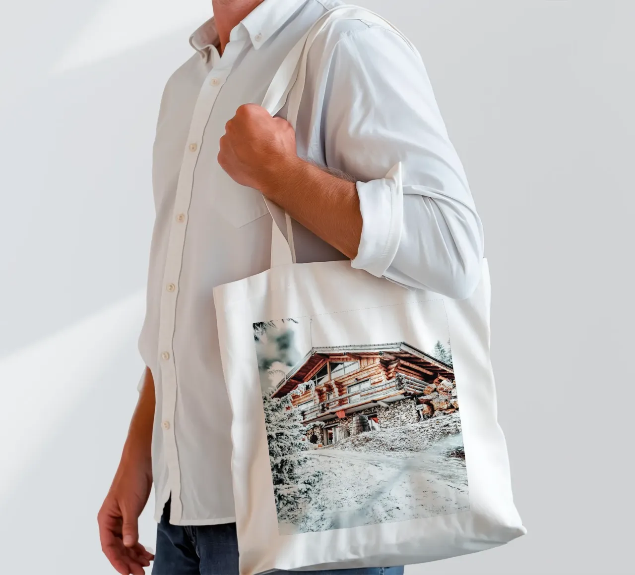 Refuge de montagne hivernal Idylle de la nature tote bag de Whole©