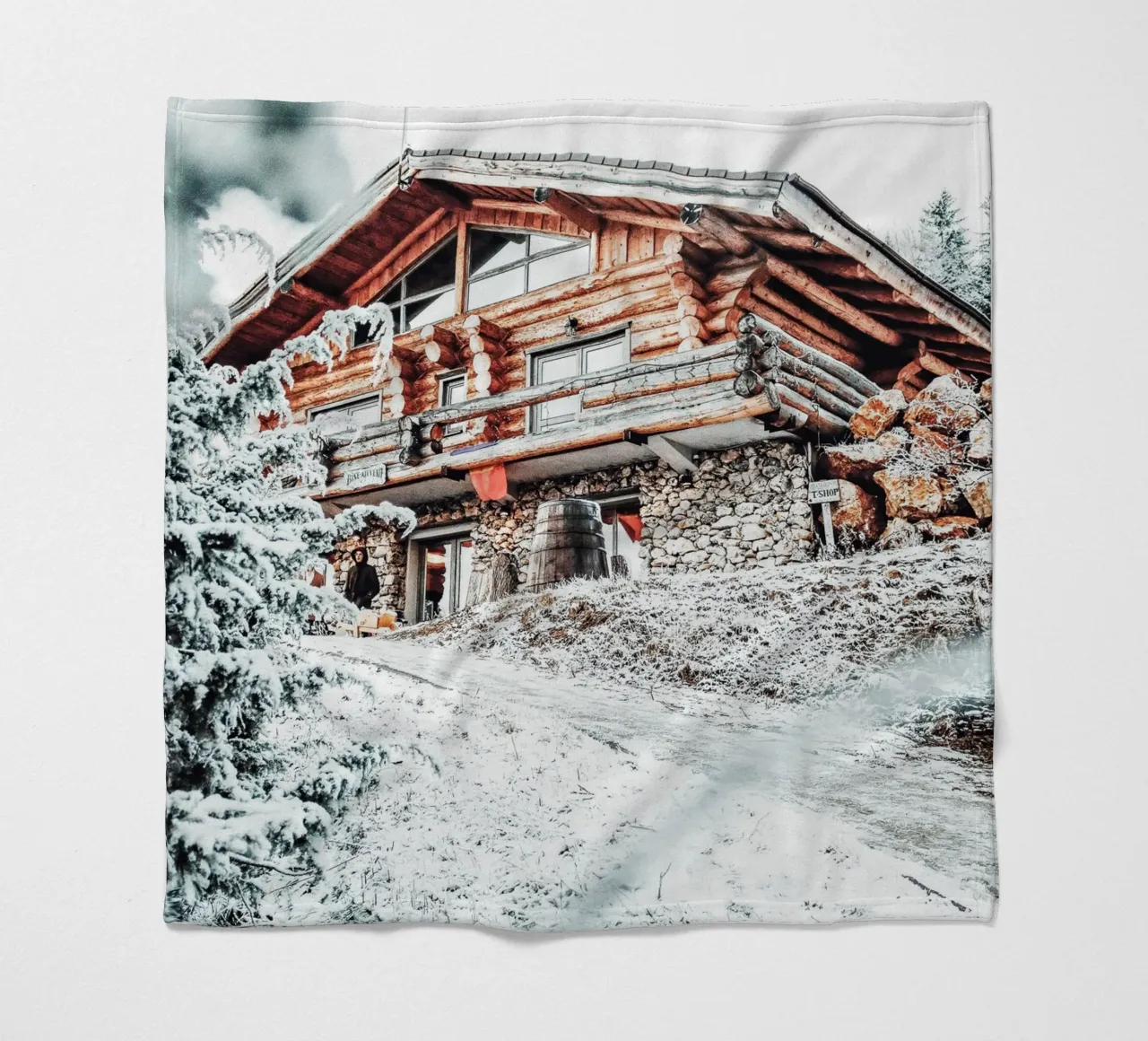 Refuge de montagne hivernal Idylle de la nature plaid polaire de Whole©