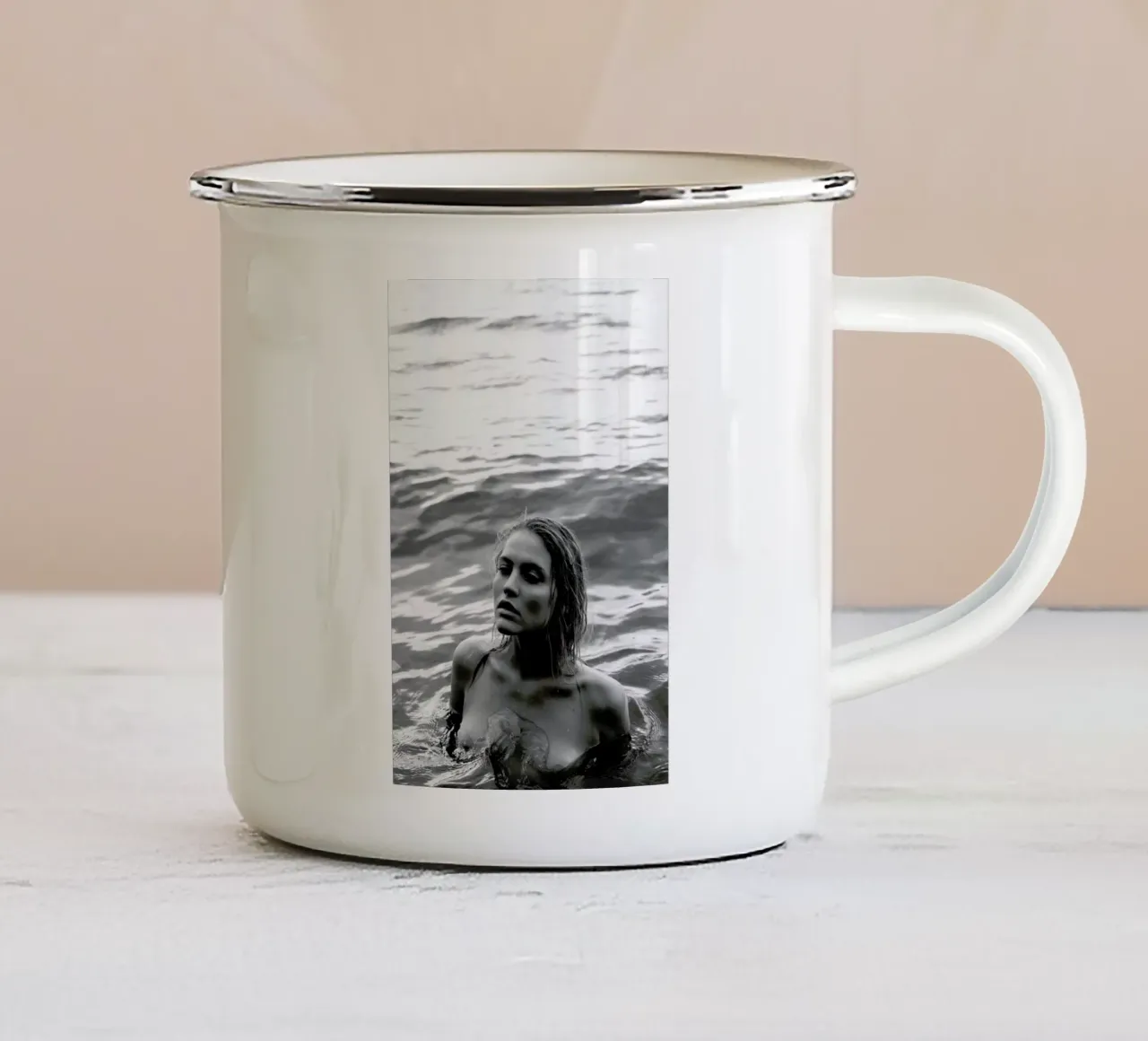 Drowning No.III tazza in smalto da Laura Palm