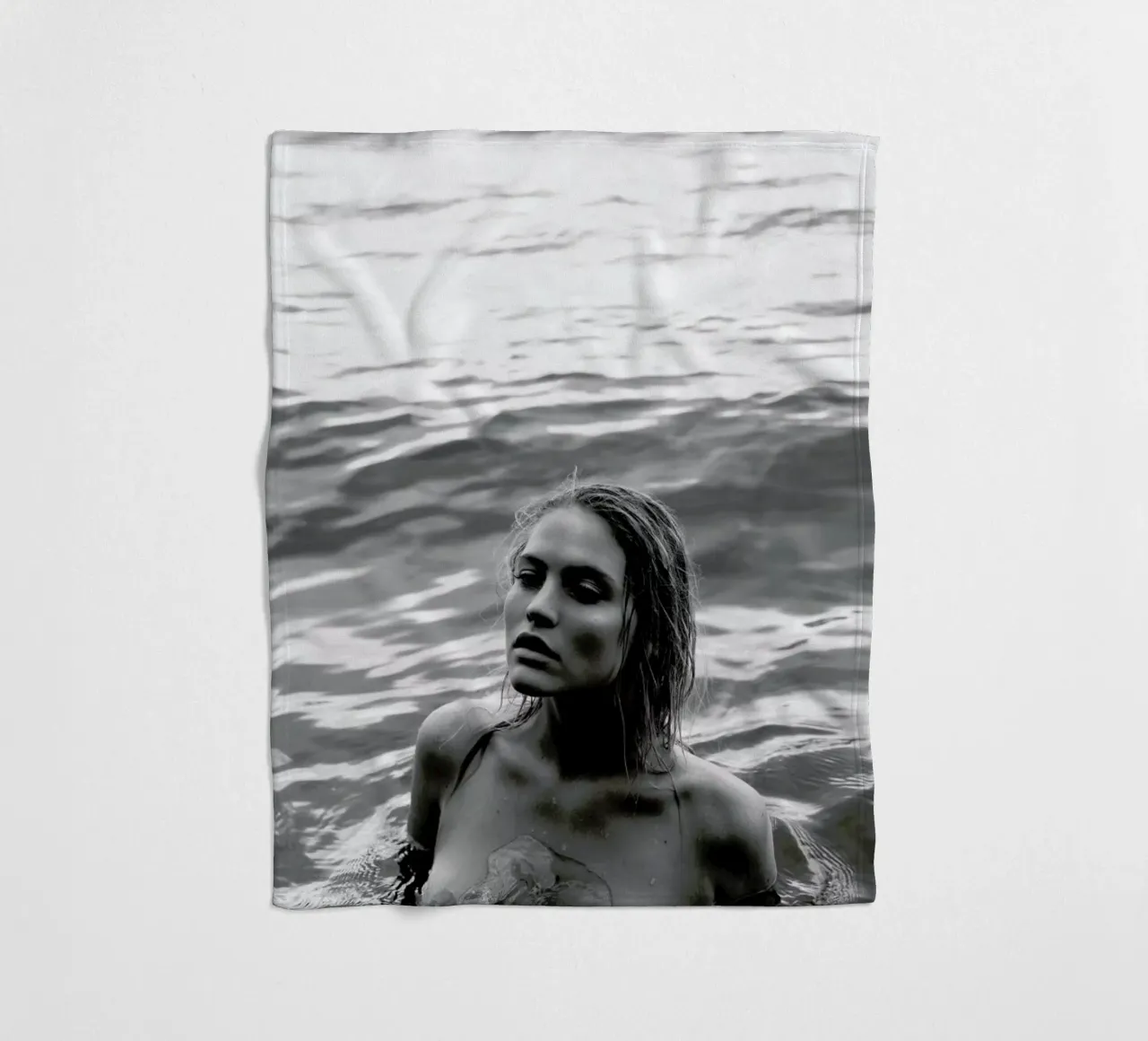 Drowning No.III coperta in pile da Laura Palm