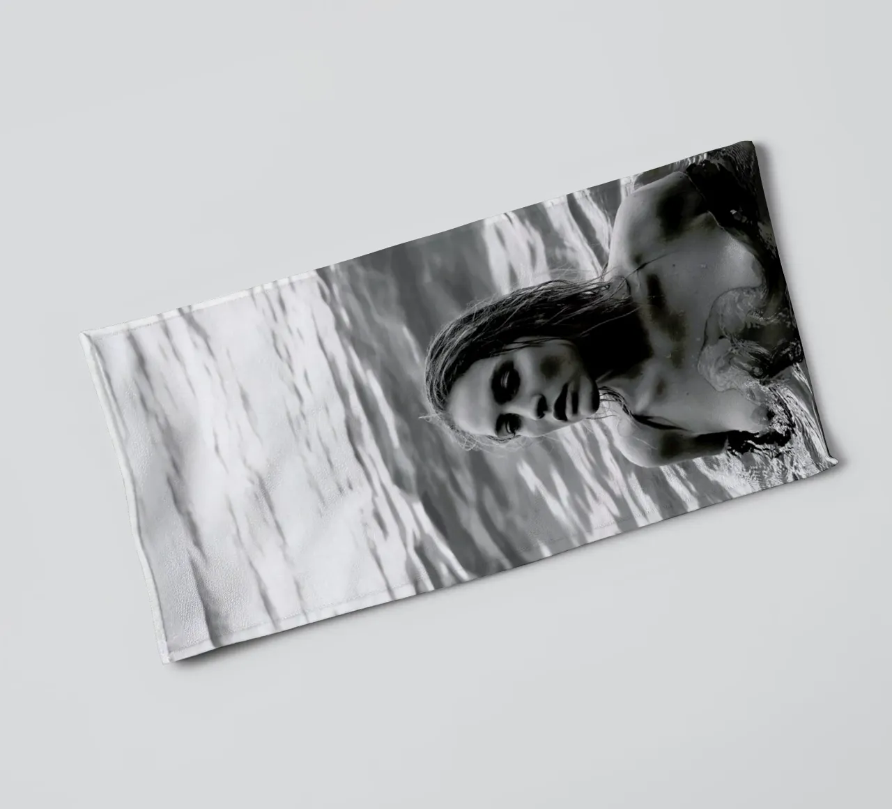 Drowning No.III asciugamano da bagno da Laura Palm