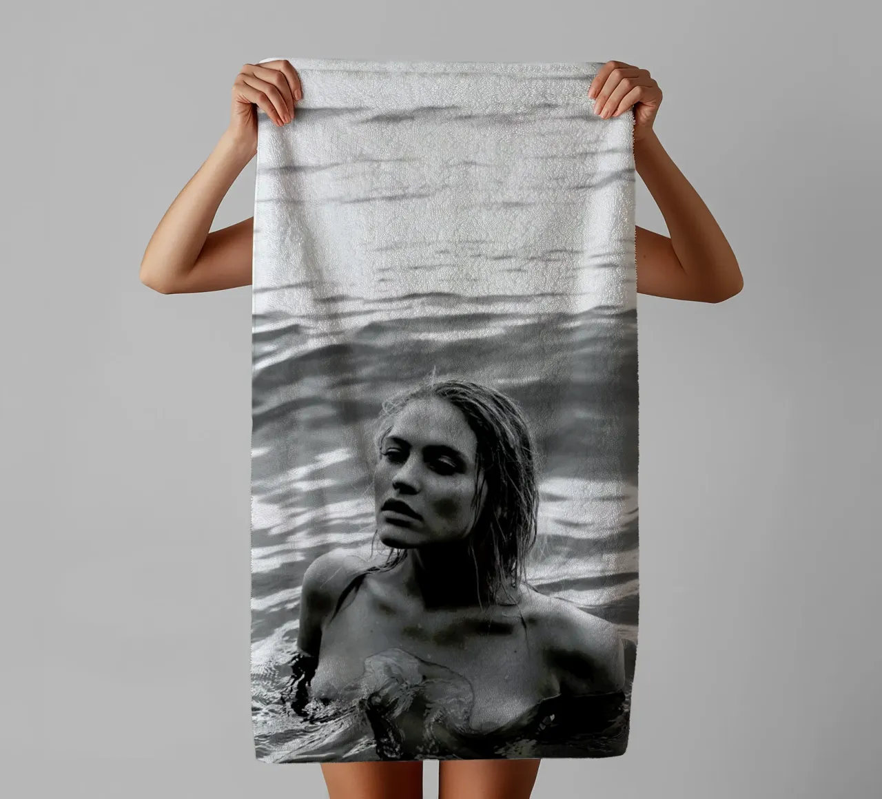 Drowning No.III asciugamano da bagno da Laura Palm
