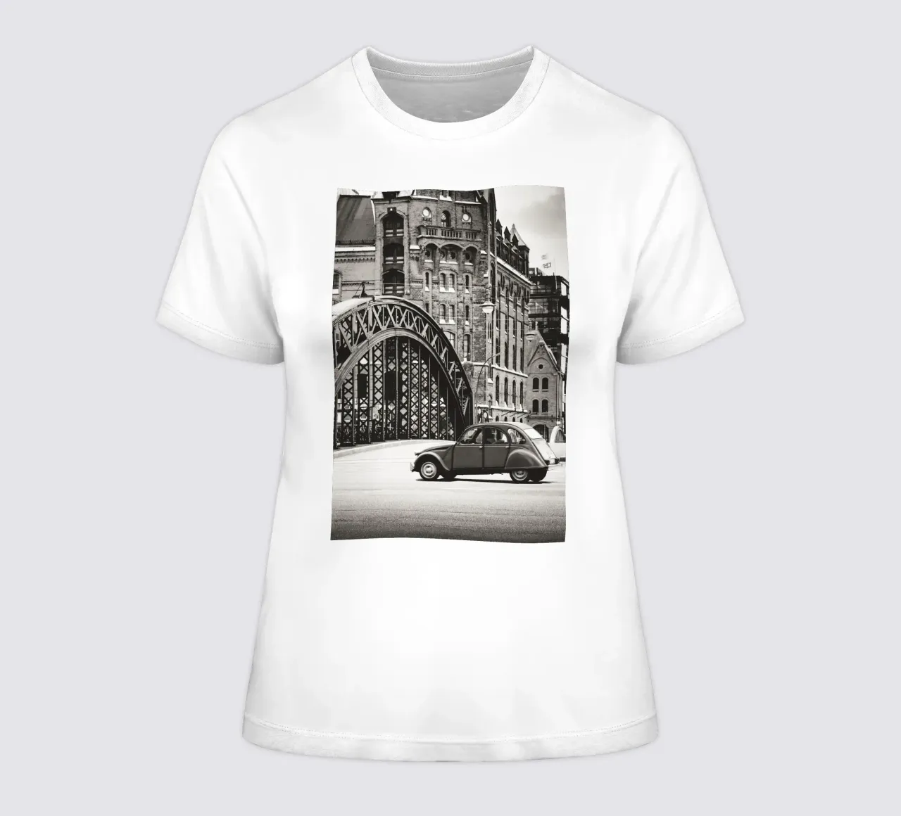 Coches de época en la Speicherstadt: un Hamburgo atemporal camiseta de mujer de Anja Hebrank Photography