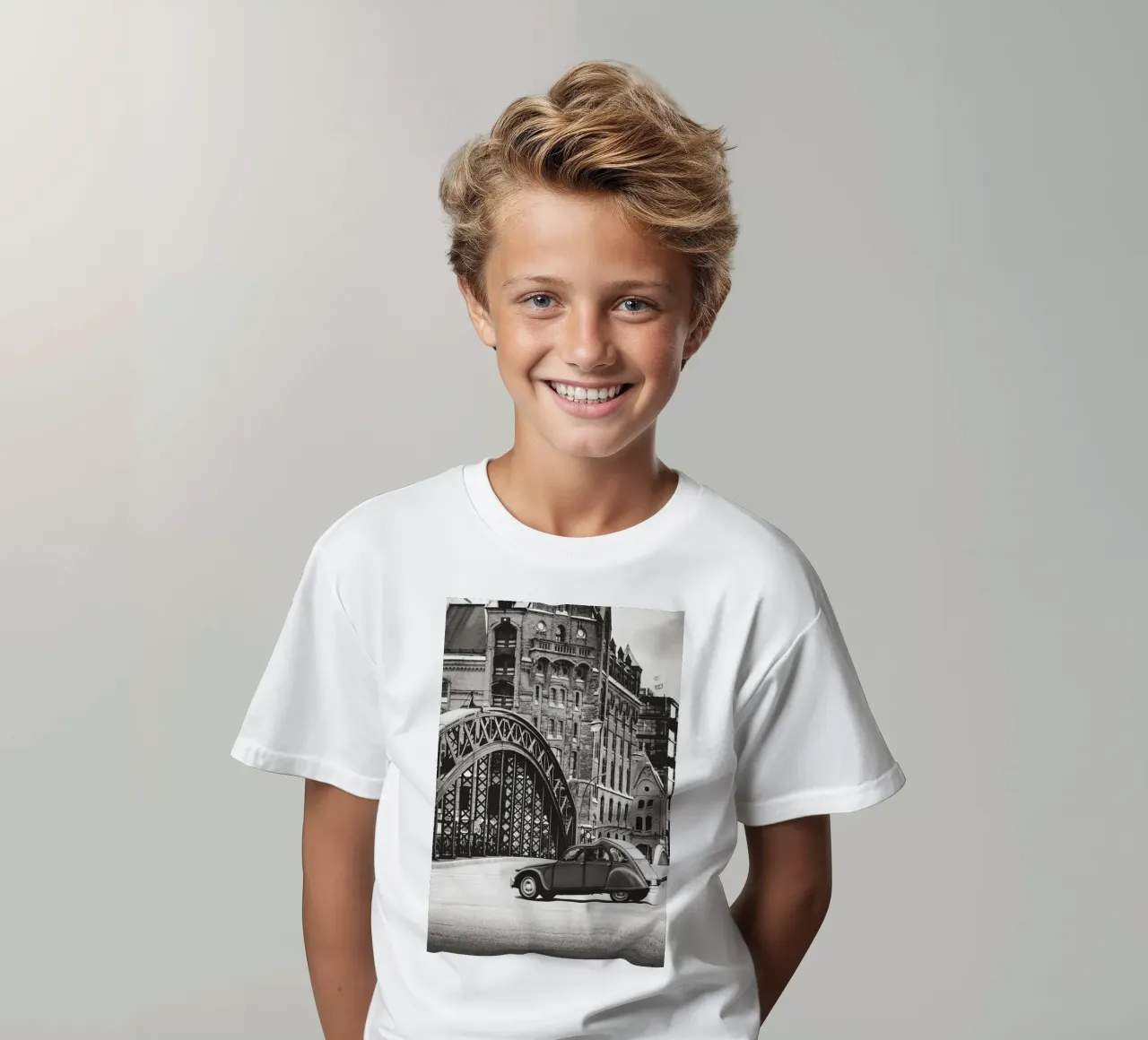 Vintage cars in the Speicherstadt: a timeless Hamburg kids t-shirt by Anja Hebrank Photography