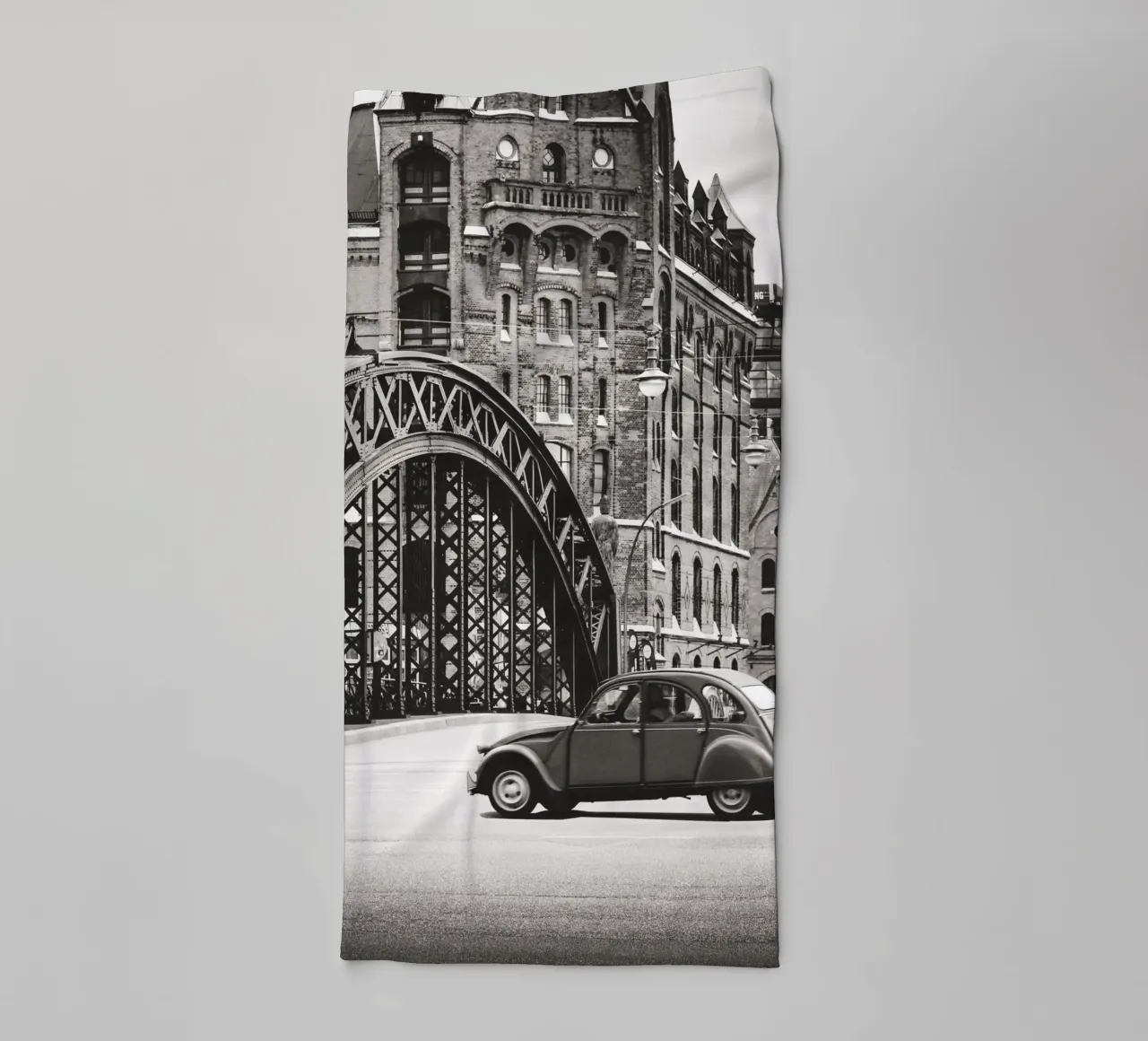 Auto d'epoca nella Speicherstadt: un'Amburgo senza tempo asciugamano da bagno da Anja Hebrank Photography