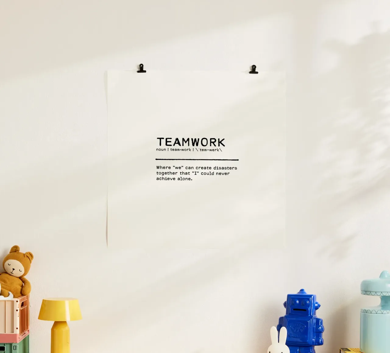 Definition Zitat - Teamarbeit Poster mit Holzrahmen von Orara Studio