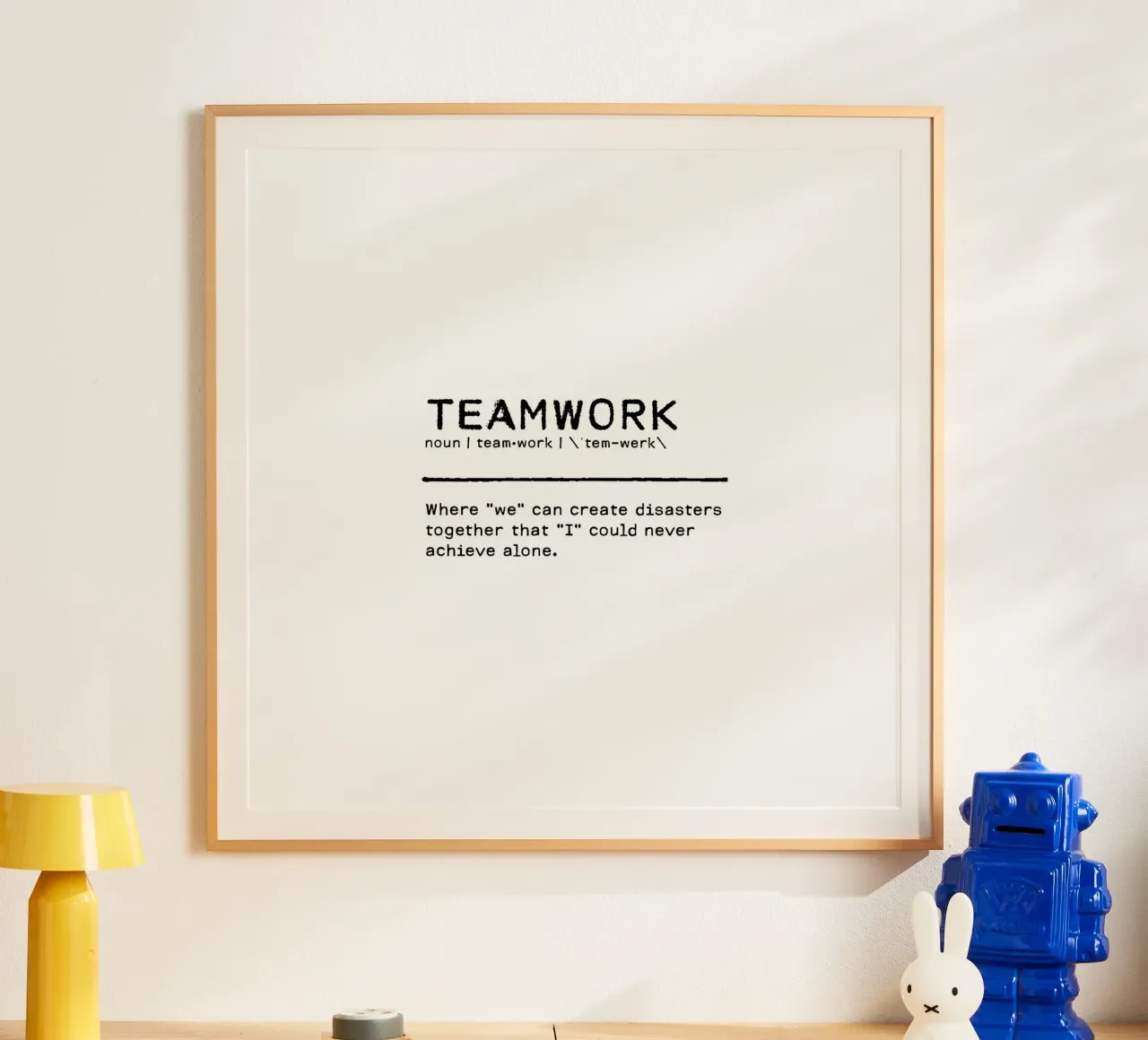 Definition Zitat - Teamarbeit Poster mit Holzrahmen von Orara Studio