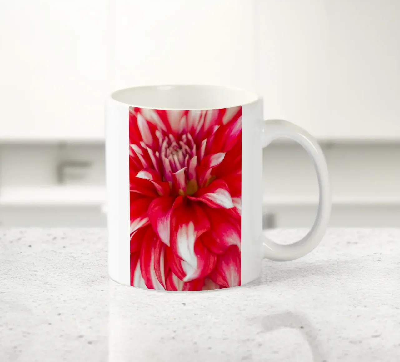 Bellezza audace e sorprendente: Dalia rossa e bianca tazza in ceramica da Curious Collections by Marielle Leenders