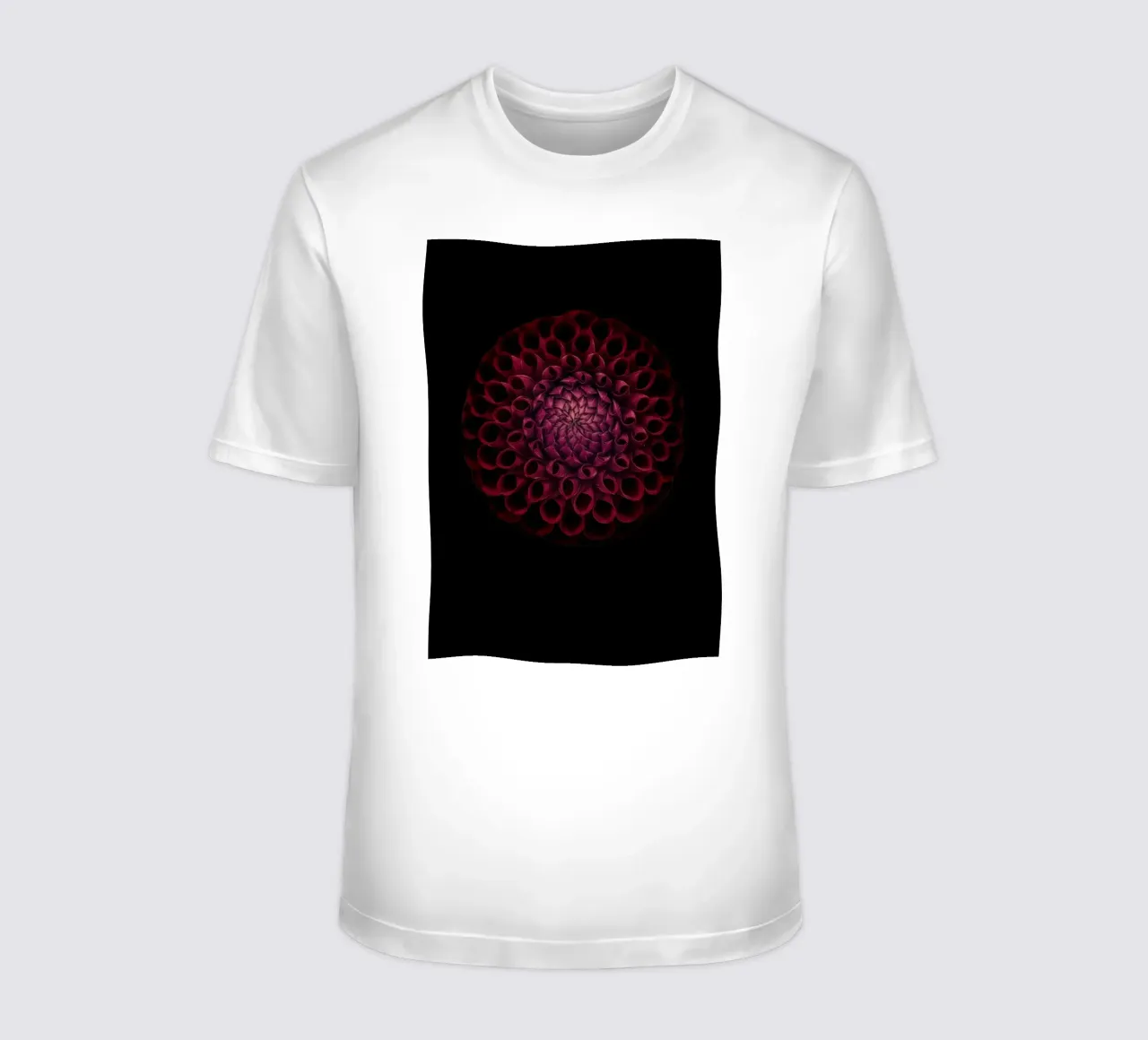 Dahlia rouge foncé velouté - Une déclaration d'élégance audacieuse t-shirt de Curious Collections by Marielle Leenders
