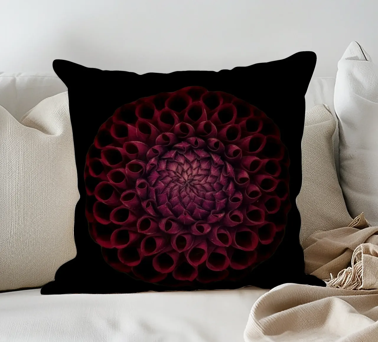 Dahlia rouge foncé velouté - Une déclaration d'élégance audacieuse coussin de Curious Collections by Marielle Leenders