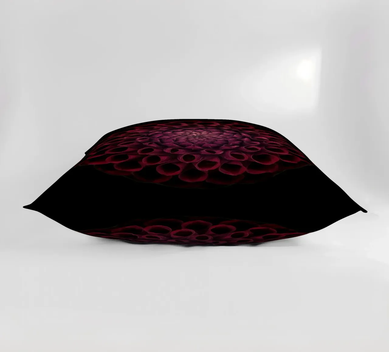 Dahlia rouge foncé velouté - Une déclaration d'élégance audacieuse coussin de Curious Collections by Marielle Leenders