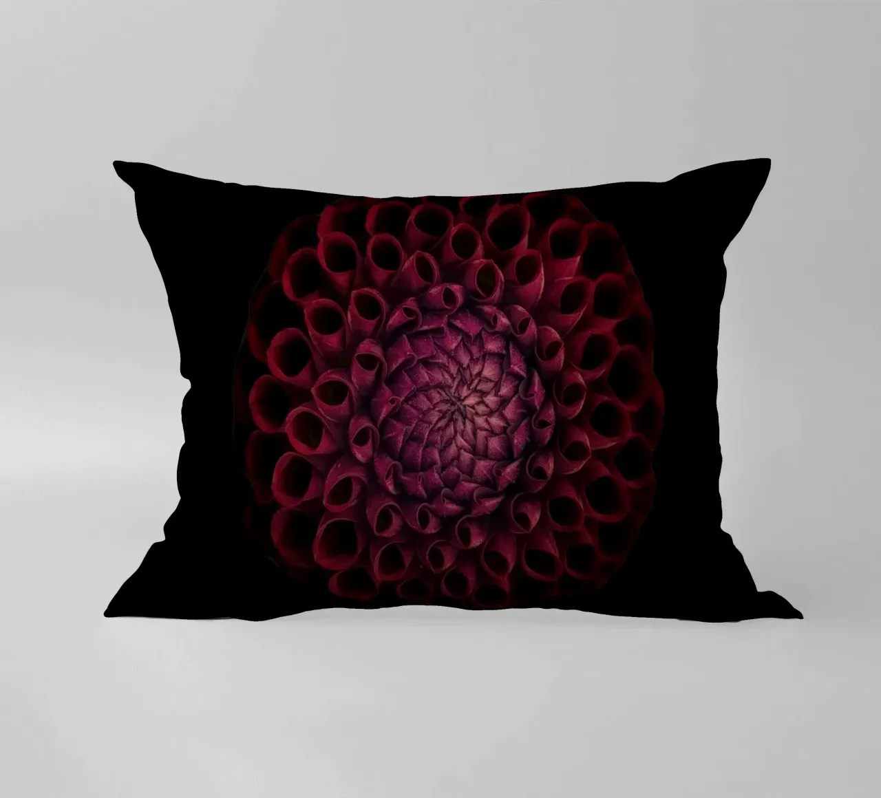 Dahlia rouge foncé velouté - Une déclaration d'élégance audacieuse coussin de Curious Collections by Marielle Leenders