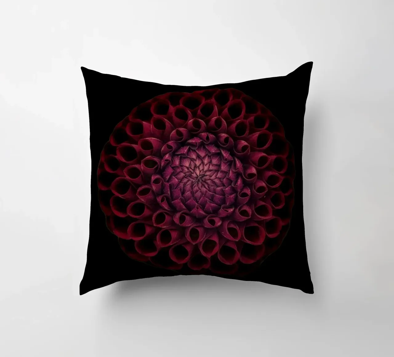 Dahlia rouge foncé velouté - Une déclaration d'élégance audacieuse coussin de Curious Collections by Marielle Leenders
